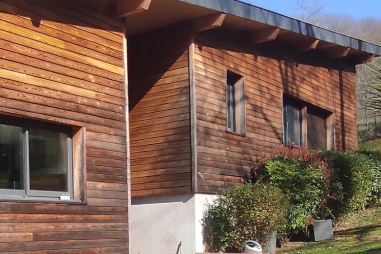 photo d'une maison de campagne avec un bardage en bois vieilli