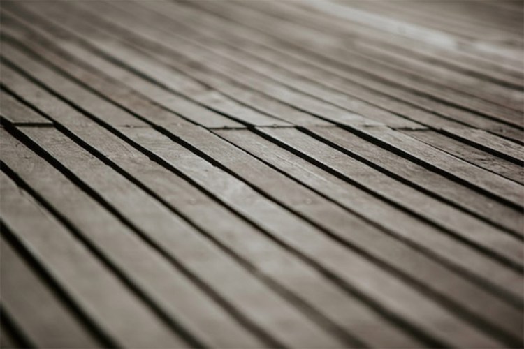 photo zoom sur des planches de bois d'une terrasse