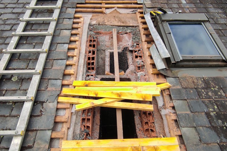 toit d'une maison avec cheminée démontée