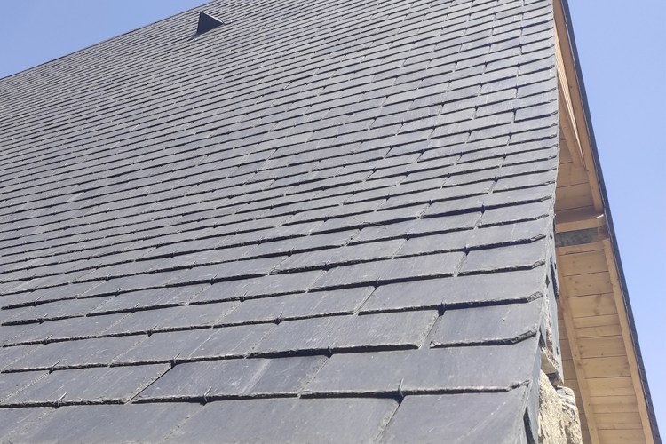 zoom sur un toit en couverture ardoise