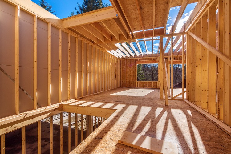 intérieur d'une maison en construction en ossature bois
