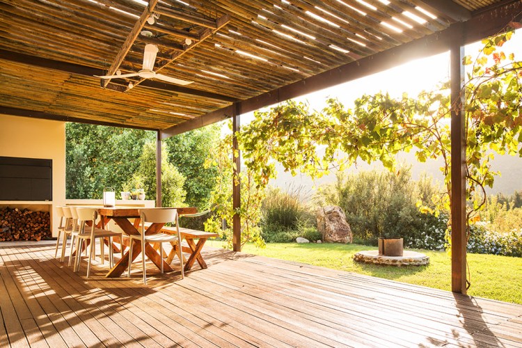 photo d'une terrasse extérieure en bois avec salon de jardin et vue sur le jardin